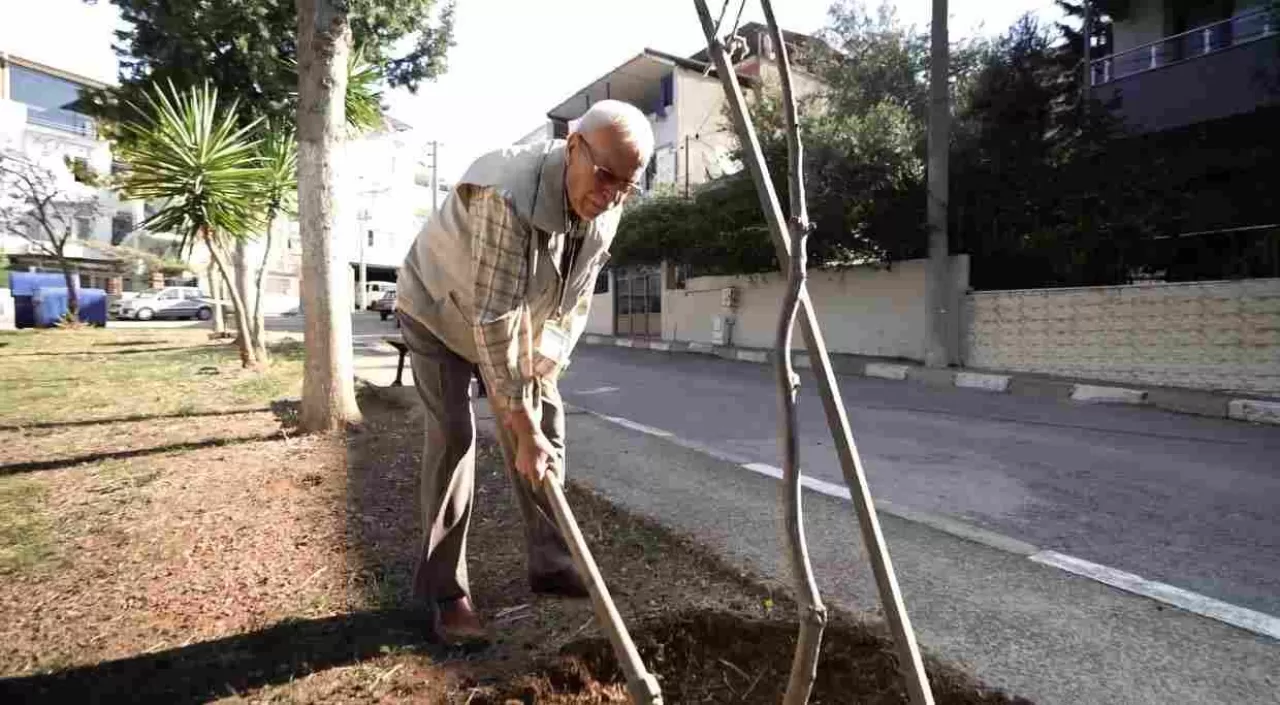 80 yaşındaki park gönüllüsü Bucalılara örnek oldu