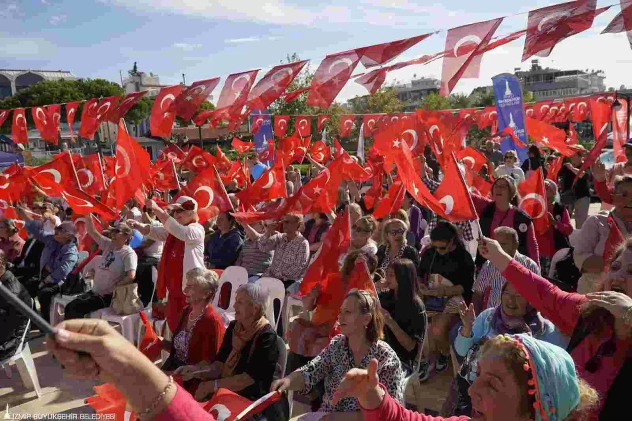 İzmir’de en büyük bayrama en görkemli kutlama