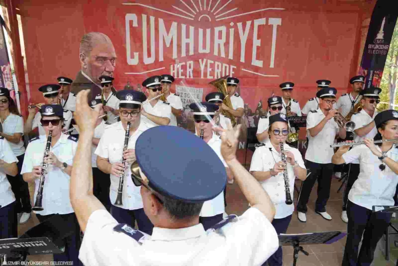 Cumhuriyet coşkusu Kemalpaşa'da başladı