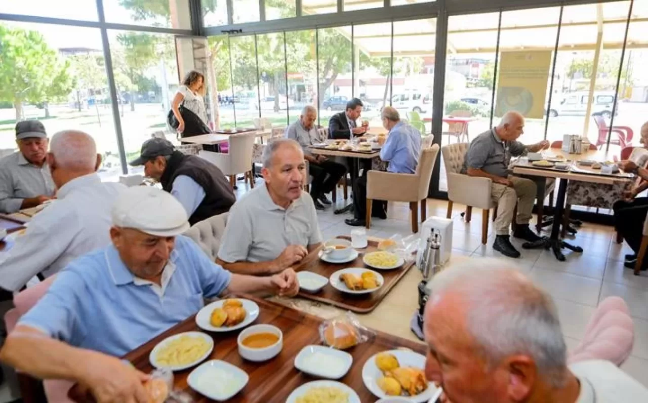 Bayraklı Belediyesi kent lokantalarında "Askıda Yemek" uygulaması başladı