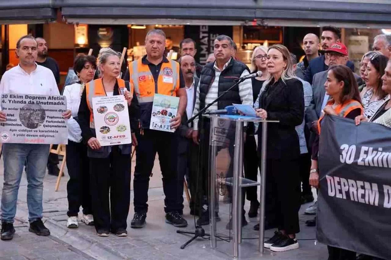 Depremde Hayatını Kaybeden Canlar Konak’ta Anıldı