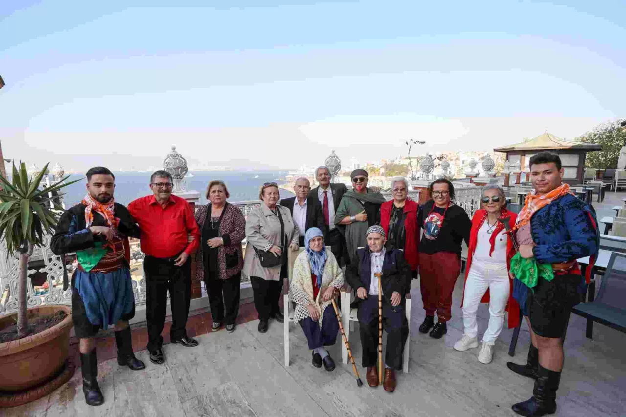 Buca Belediye Başkanı Görkem Duman, ikinci bahar yaşayan çiftlerin heyecanına ortak oldu