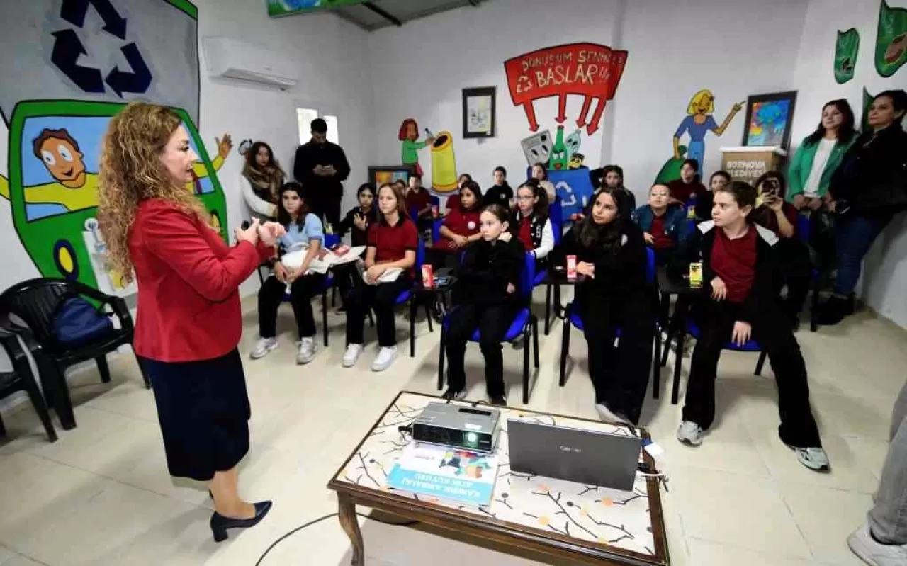 Bornova’da gençlere geri dönüşüm eğitimi