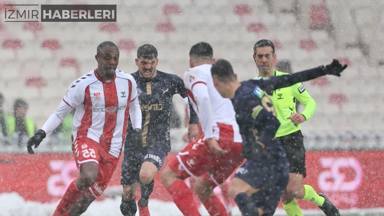 Sivasspor ve Kasımpaşa Yoğun Kar Altında Berabere Kaldı