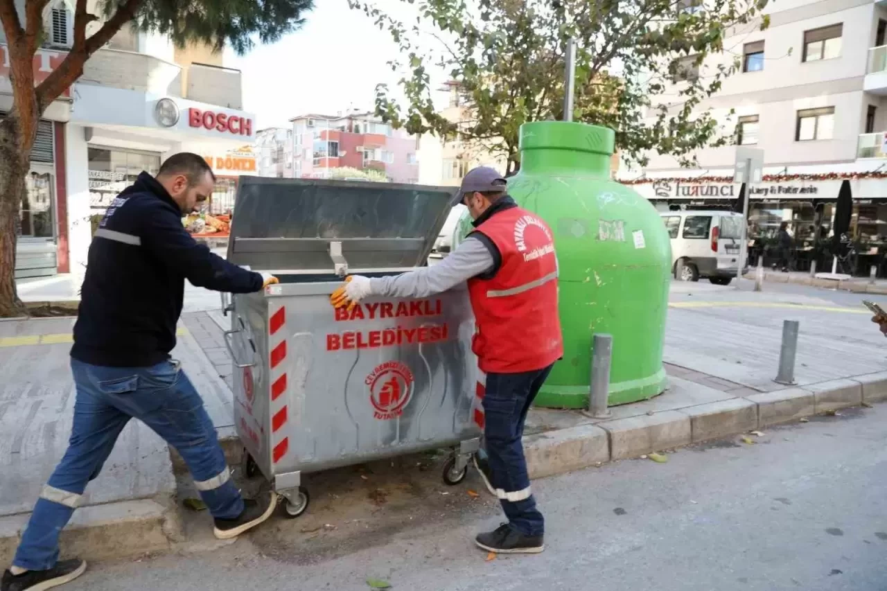 Bayraklı Belediyesi’nden Temiz Çevre İçin Çöp Konteyneri Atağı