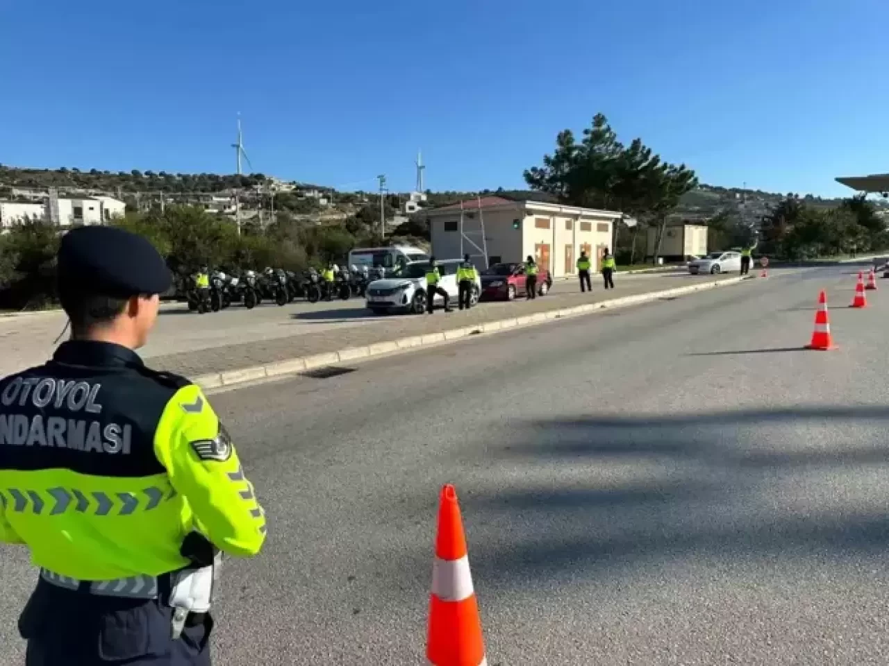 Çeşme’de Kaçak Göçmen Operasyonu: 39 Göçmen Yakalandı, 2 Organizatör Tutuklandı