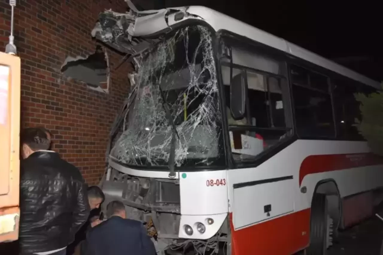 İzmir'de Belediye Otobüsü AVM Bahçesine Uçtu: 1 Yaralı