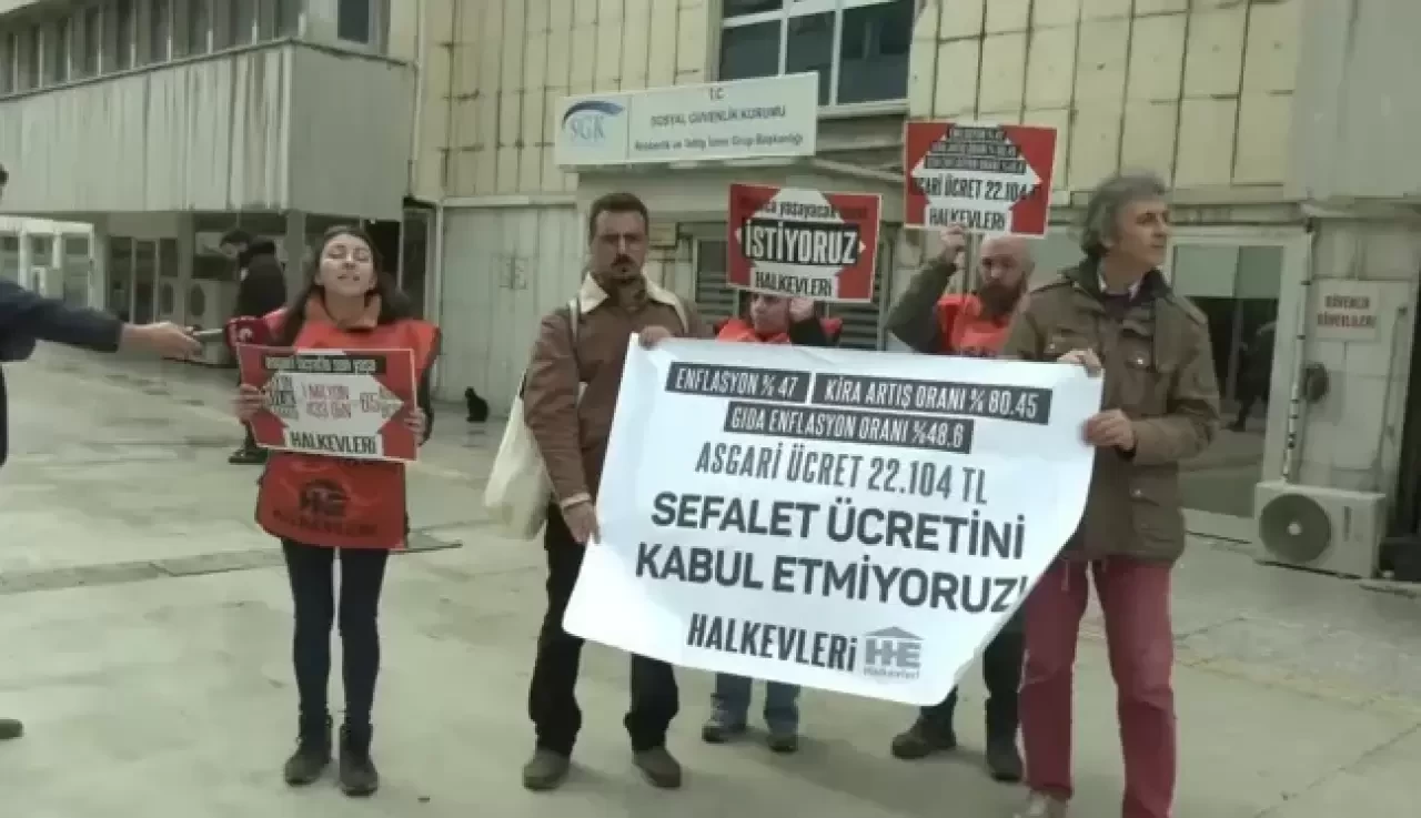 İzmir’de Halkevleri Üyeleri, 2025 Asgari Ücret Zammını Protesto Etti: "Sefalet Ücretini Kabul Etmiyoruz"