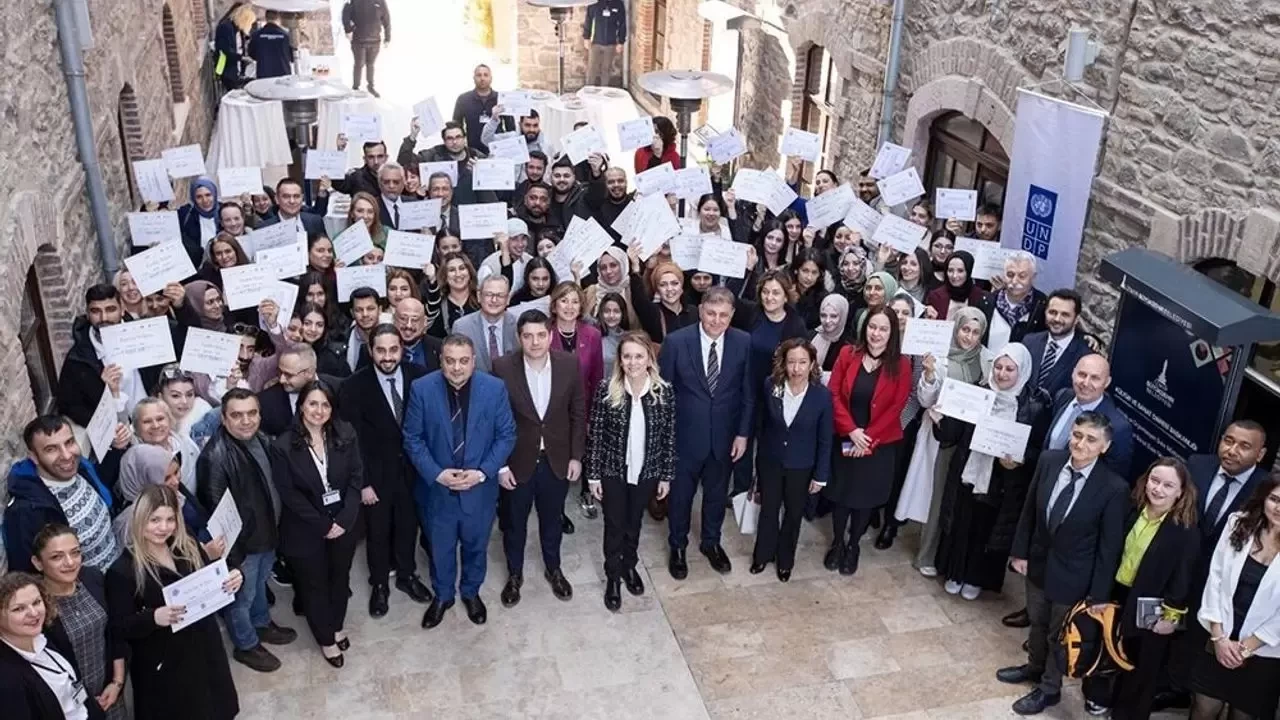 İzmir’de Gençlere İstihdam Fırsatı: 100 Mezuna “Güneş Açar” Programı!