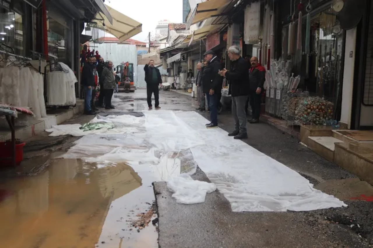 İzmir’de Sağanak Yağış Esnafı Vurdu