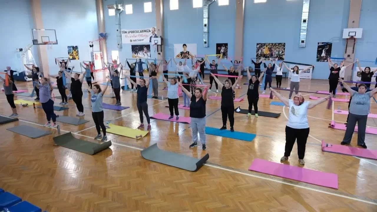 Menemen Belediyesi’nin Ücretsiz Pilates Kursları Kadınlardan Yoğun İlgi Görüyor