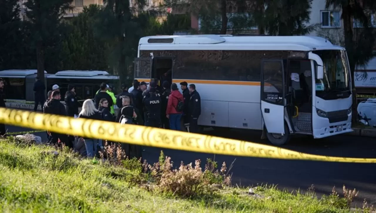 İzmir Buca’da Feci Kaza: Öğrenci Servisi Tıra Çarptı, 1 Ölü, 1 Yaralı