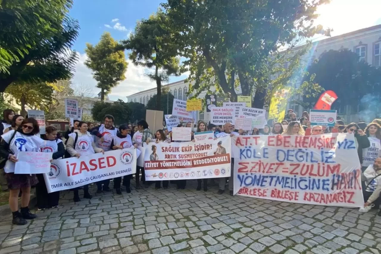 İzmir’de Ebe ve Hemşirelerden ‘Yönetmelik’ Protestosu: “Yoksulluk Sınırında Çalışmaya Devam Edemeyiz”