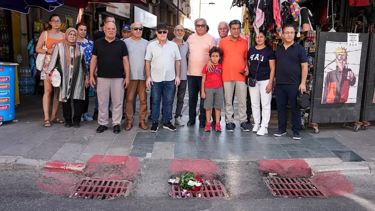 İzmir'de Elektrik Akımına Kapılanlar İçin Mazgala Kırmızı Gül Bırakıldı