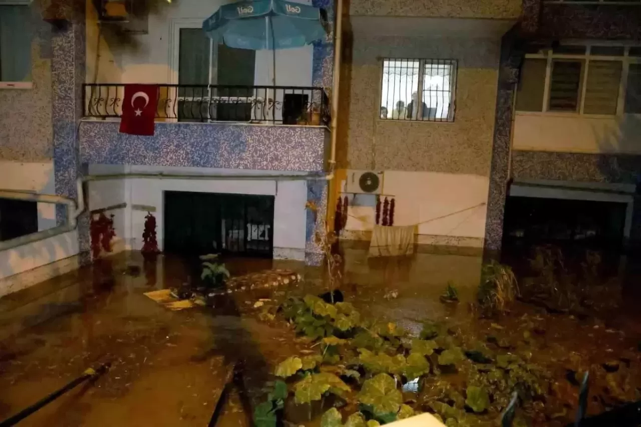 Aksaray’da Şiddetli Yağış Sonrası Su Baskınları: Mahalleler Göle Döndü