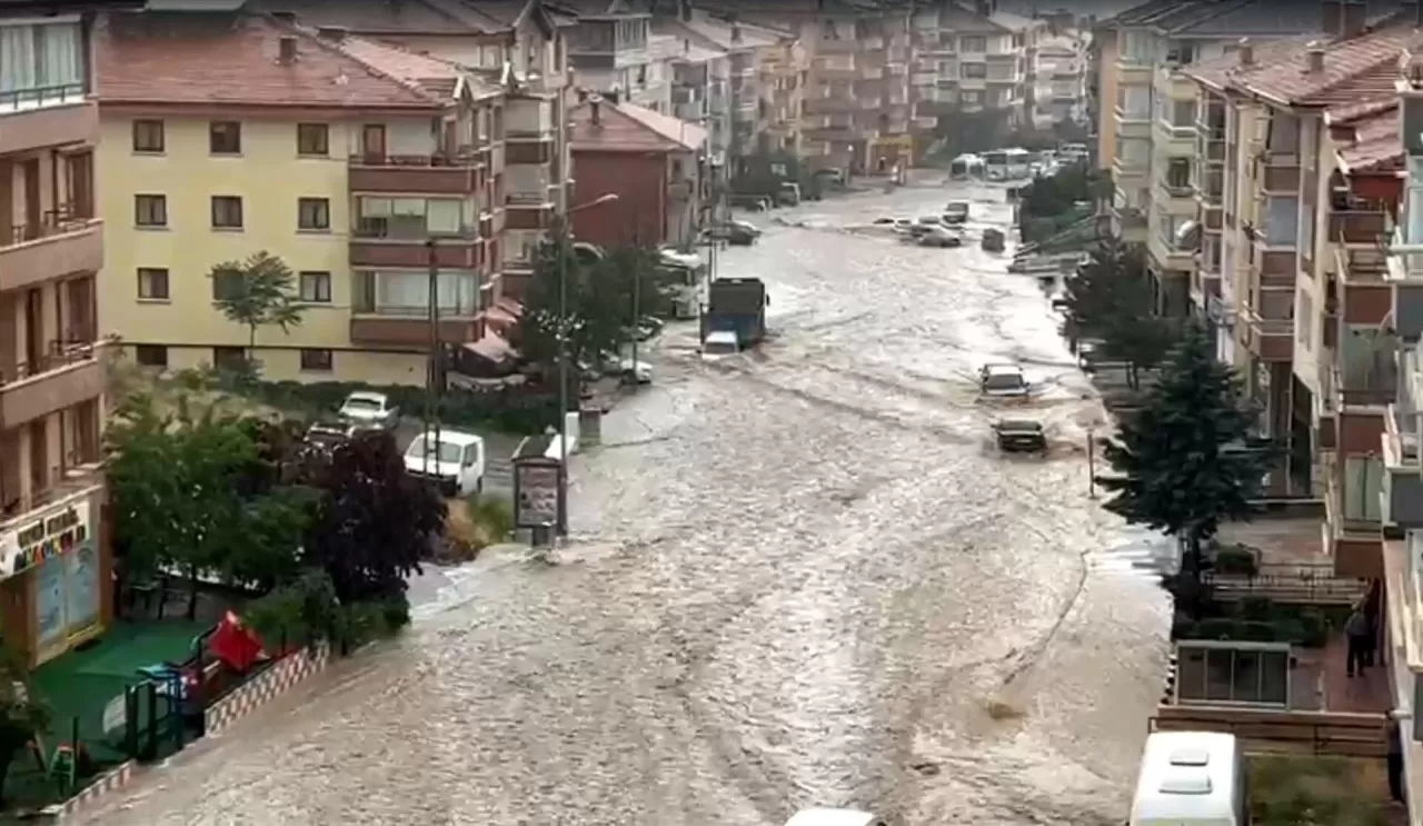 Ankara'da Şiddetli Yağışlar Yolları Sular Altında Bıraktı