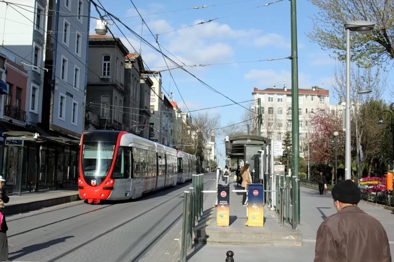 Sultanahmet'te bulunan şüpheli çanta nedeniyle tramvay seferlerinde aksama