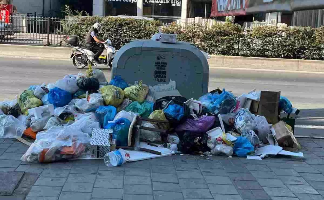 Çiğli Belediyesi Çalışanları İş Bıraktı. ortalık Çöplüğe Döndü