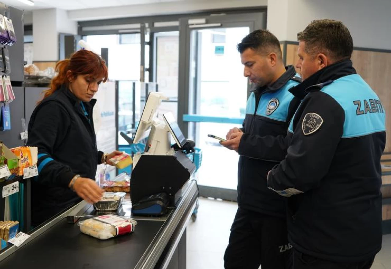 Çeşme'de Zabıta Müdürlüğü Zincir Marketleri Denetledi