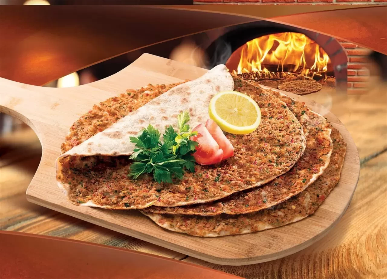 İzmir’de Lahmacun Nerede Yenir? En Lezzetli Mekanlar Rehberi