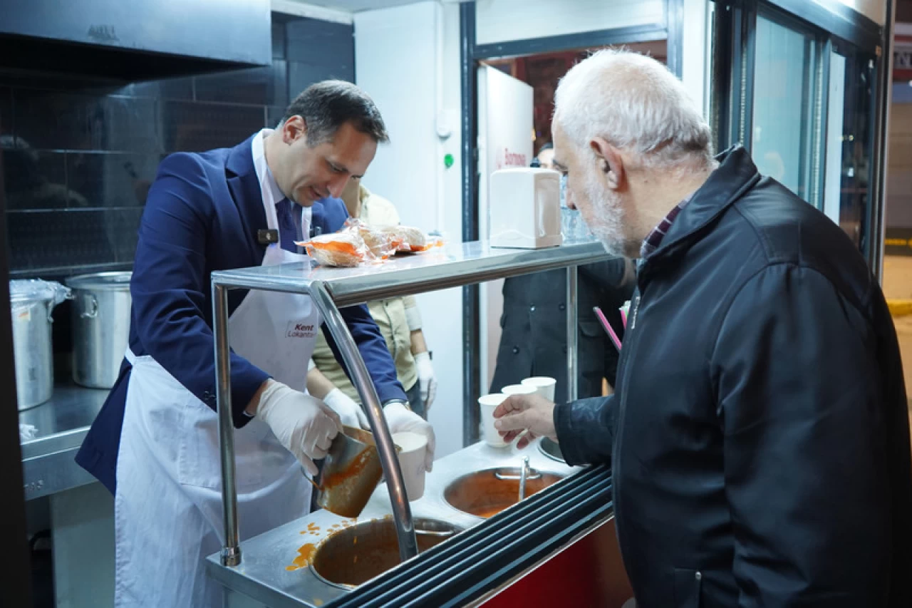 Bornova Belediyesi, Soğuk Kış Günlerinde Vatandaşlara Sıcak Çorba İkram Ediyor