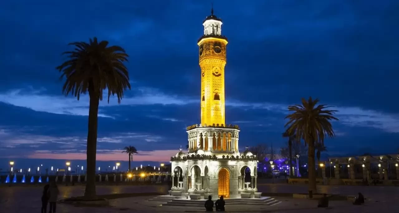 İzmir’de Gece Gezilecek Yerler: Eğlence ve Keyif Dolu Bir Gece Hayatı Rehberi