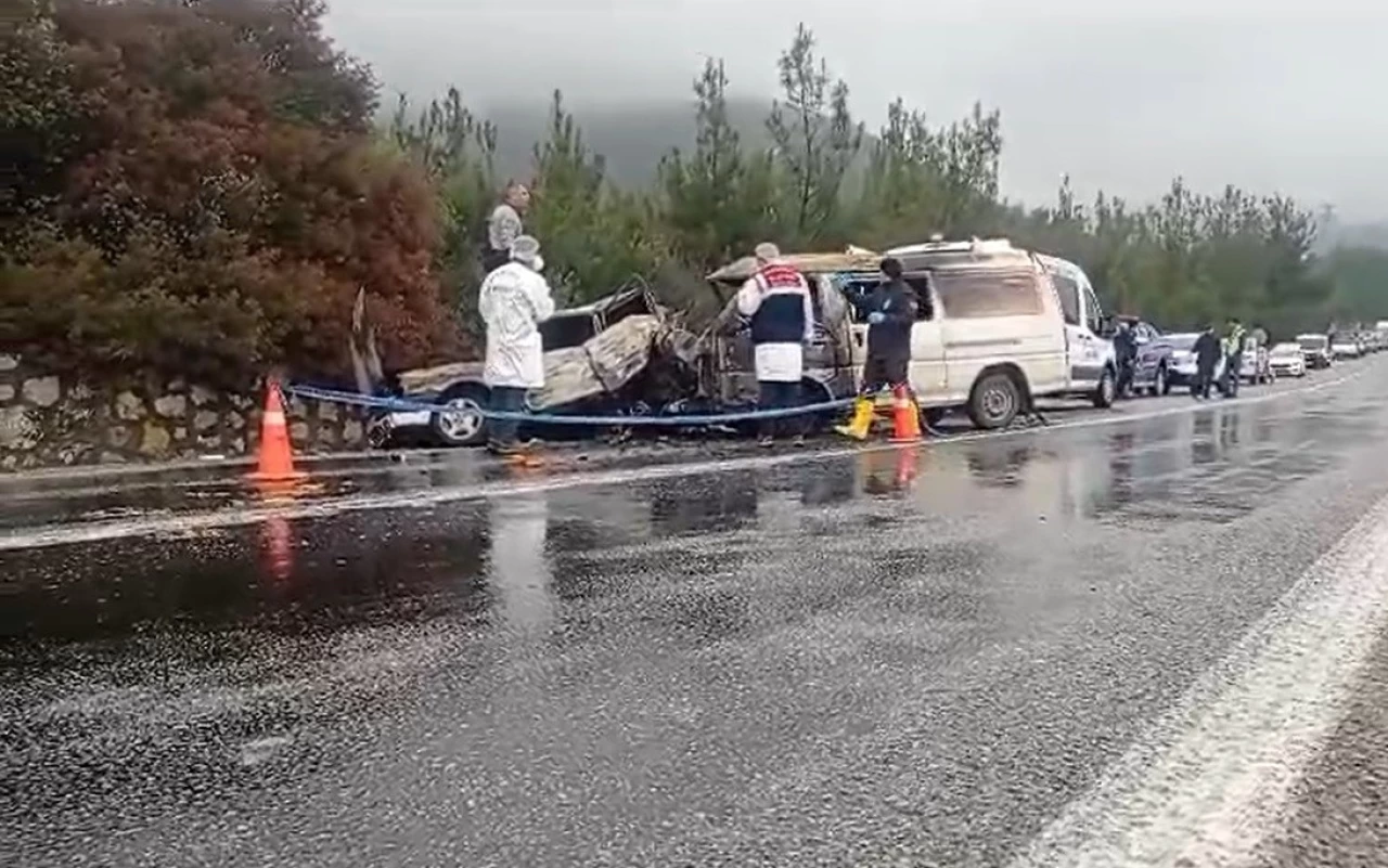 Menderes'te Korkunç Kaza: Araç Alev Aldı, 1 Kişi Hayatını Kaybetti