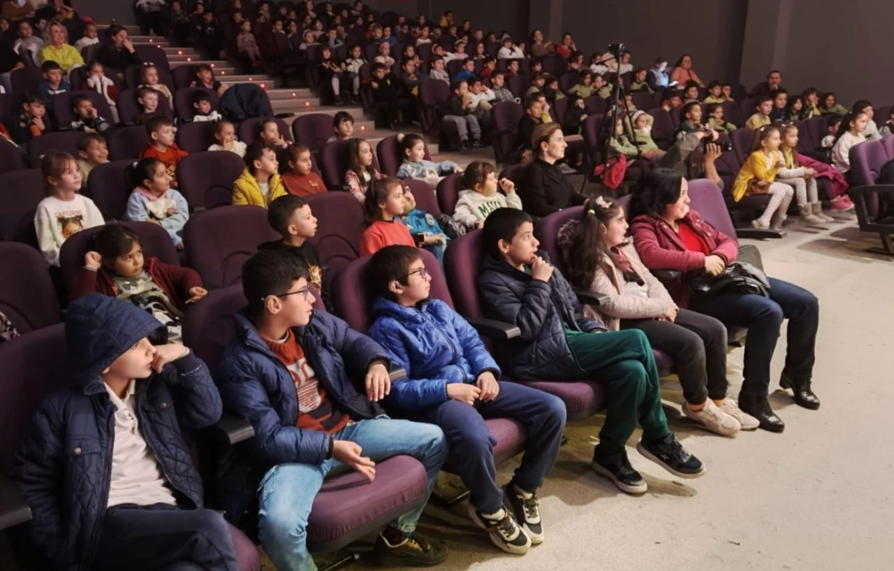 Bornova Belediyesi Çocuklara Ücretsiz Tiyatro Oyunu Sunuyor