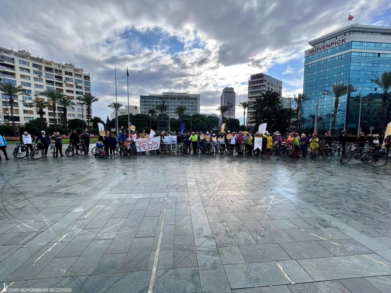 İzmir’de Bisiklet Turu ile Görme Engellilere Desteğe Pedal Çevrildi