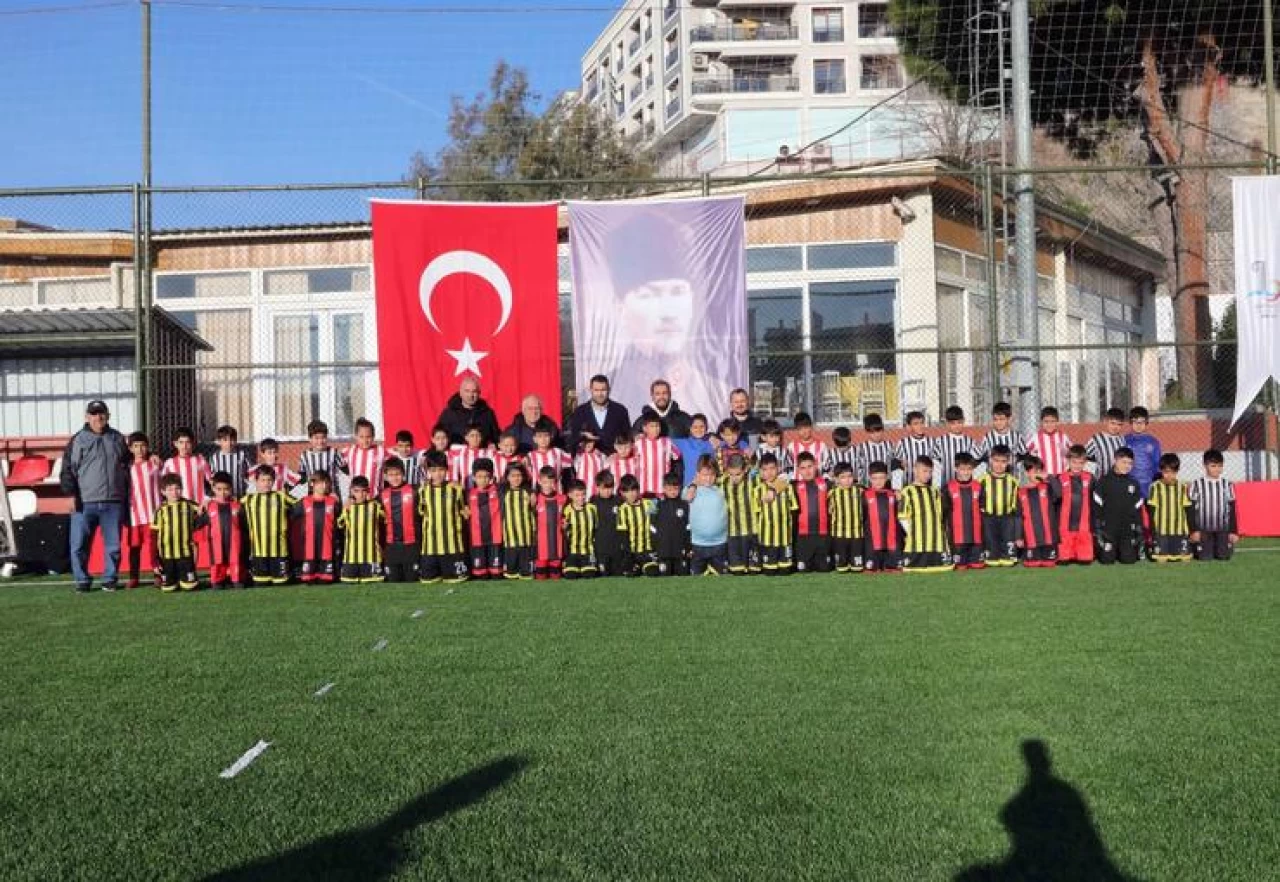 Bayraklı'da U-10 Cup Futbol Turnuvası Heyecanı!