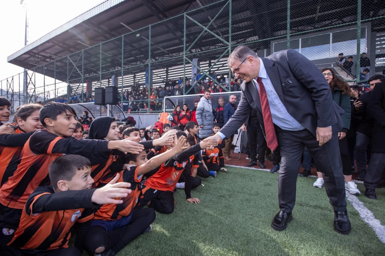 İzmir Büyükşehir Belediyesi Minik Futbolculara Destek Veriyor