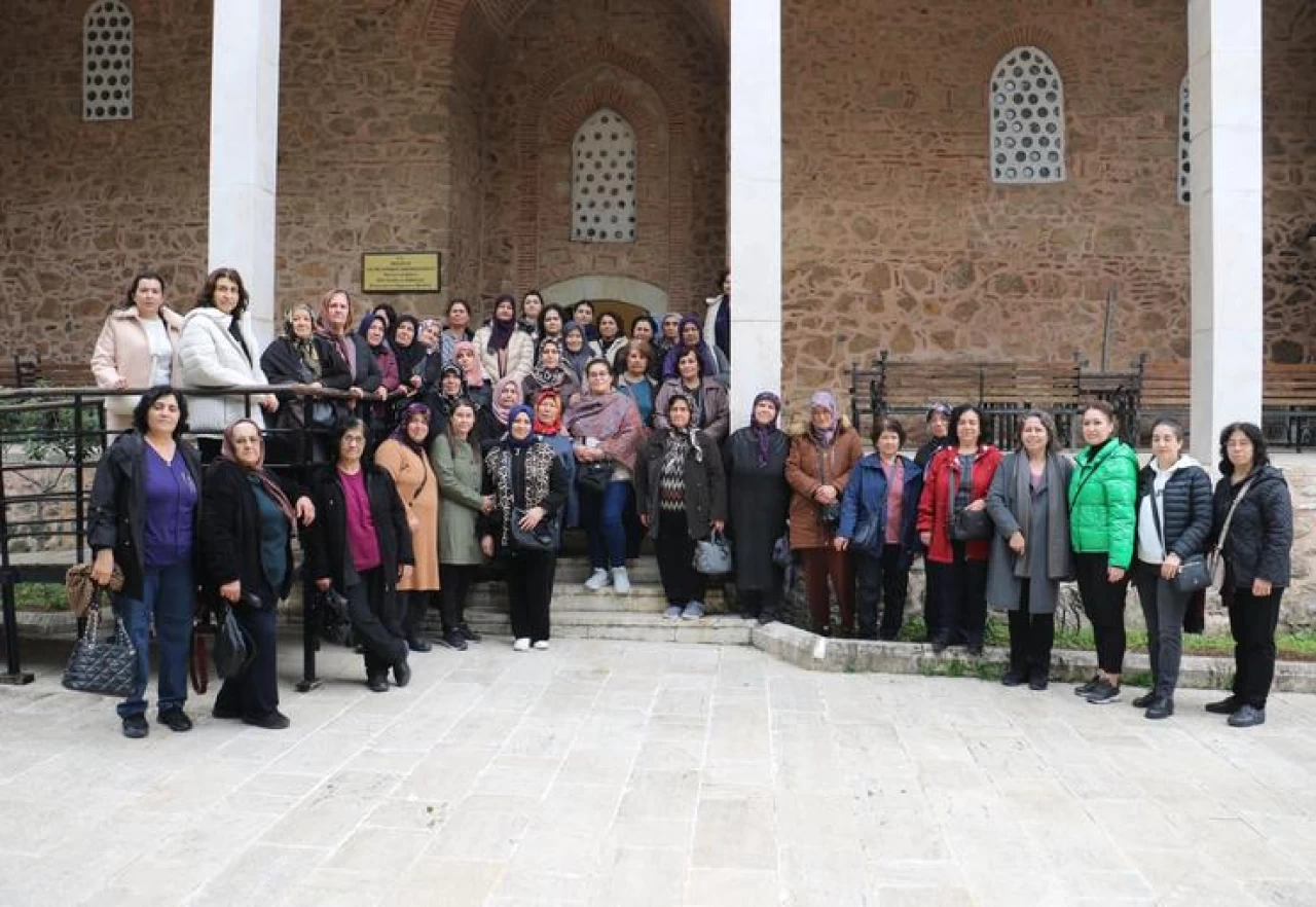 Manisa Saruhanlı'dan gelen kadın kafilesi Manisa'yı keşfetti