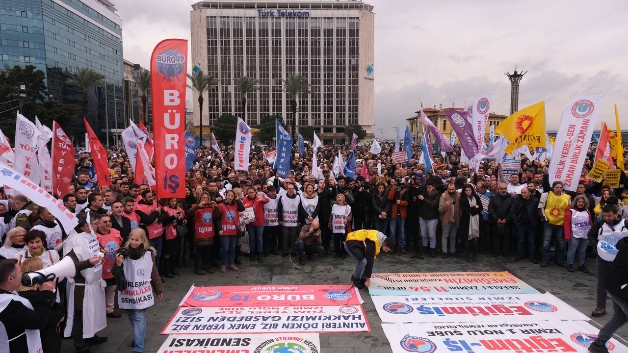 İzmir'de Kamu Çalışanları Adalet İçin Sokağa İndi