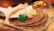 İzmir’de Lahmacun Nerede Yenir? En Lezzetli Mekanlar Rehberi