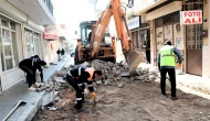 Bayraklı'da yol yenileme çalışmaları hız kesmeden devam ediyor