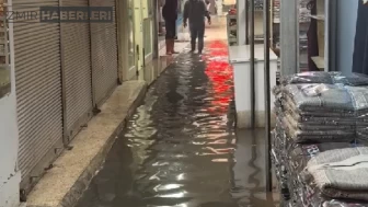 İzmir’de Sağanak Yağış Hayatı Felç Etti, Konak Kemeraltı'nda Su Baskınları Yaşandı