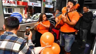 Lösemili çocuklar için renkli otobüs turu