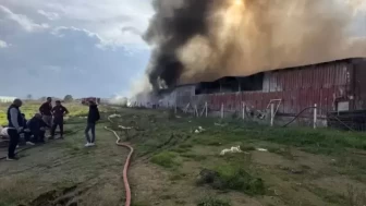 İzmir’in Menderes İlçesinde Depo Yangını 2 Saatte Kontrol Altına Alındı