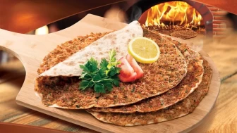 İzmir’de Lahmacun Nerede Yenir? En Lezzetli Mekanlar Rehberi