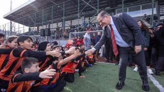 İzmir Büyükşehir Belediyesi Minik Futbolculara Destek Veriyor