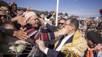 Başkan Tugay Torbalı'da Deve Güreşi Festivali'nde Teğmenlere İş Davetinde Bulundu