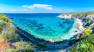 İzmir'in büyüleyici koylarıyla tanınan belde, eşsiz hikayesiyle göz kamaştırıyor