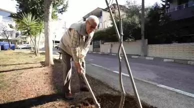 80 yaşındaki park gönüllüsü Bucalılara örnek oldu