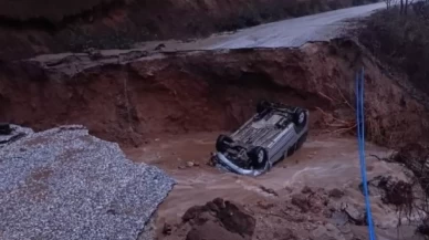 İzmir Kiraz'da Asfalt Yolda Çökme: Otomobil Çukura Düştü