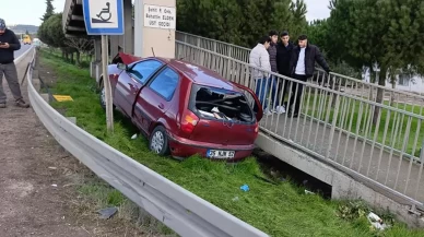 Aliağa’da Felaket: Otomobil Üst Geçide Çarptı, 1 Ölü, 1 Yaralı