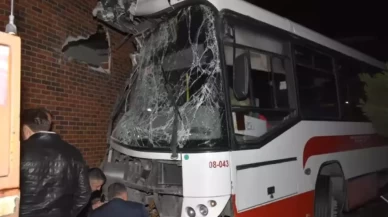 İzmir'de Belediye Otobüsü AVM Bahçesine Uçtu: 1 Yaralı