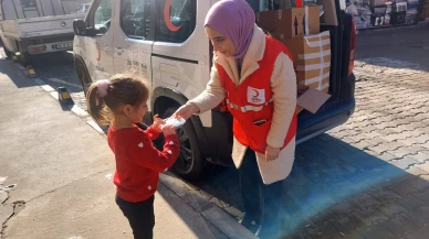 Konak Kızılay Şubesi’nden 1000 Çocuğa Çikolata Mutluluğu