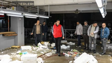 Bornovalı Başkan Ömer Eşki Pazaryerini Denetledi: "Halk Böyle Bir Manzarayı Hak Etmiyor"