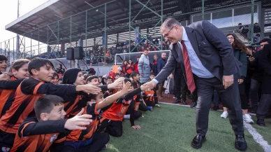 İzmir Büyükşehir Belediyesi Minik Futbolculara Destek Veriyor