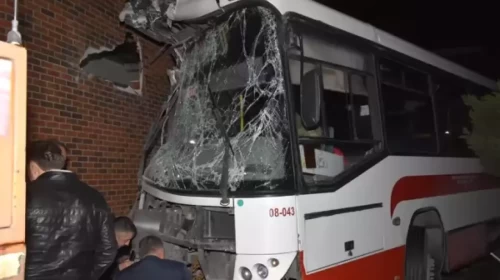 İzmir'de Belediye Otobüsü AVM Bahçesine Uçtu: 1 Yaralı